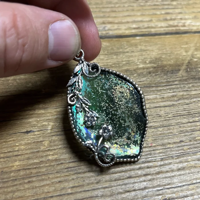 Pendant - One of a kind, Roman Glass Fragment with 925 Sterling Silver Lining with Filigree and Floral Motif - Image 4