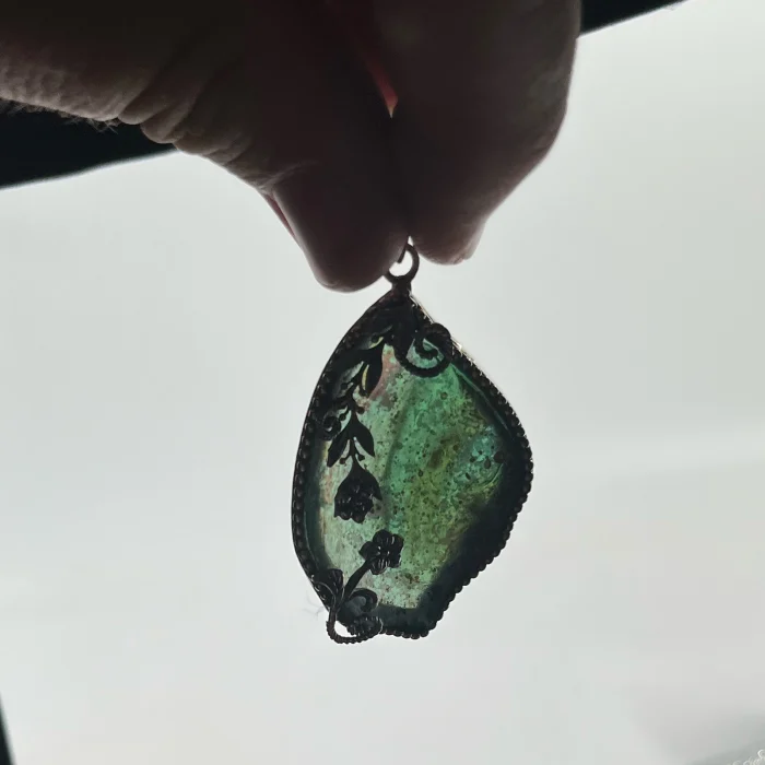 Pendant - One of a kind, Roman Glass Fragment with 925 Sterling Silver Lining with Filigree and Floral Motif - Image 3